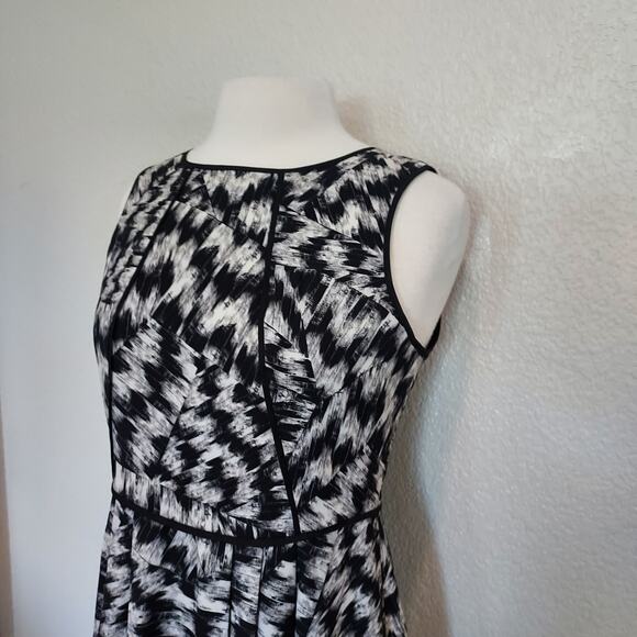 Vince Camuto Black & White Pleated Sheath Dress Size 6 - Picture 6 of 15